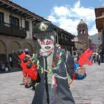 Cusqueños y turistas celebraron carnavales en plaza de Armas